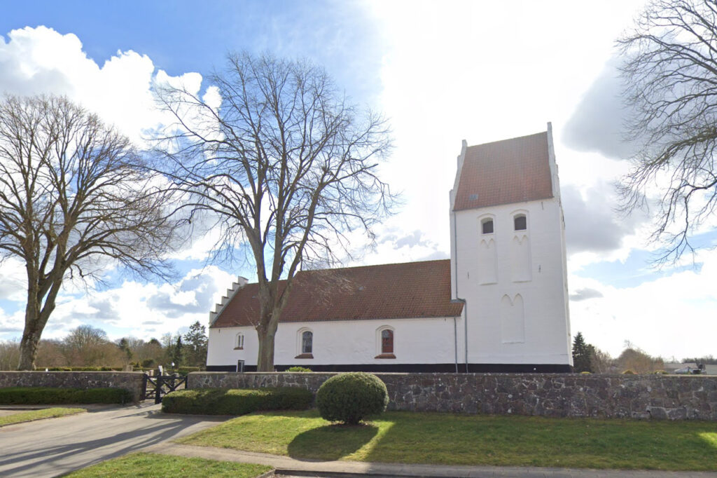 Nørre Aaby Kirke blå himmel Billede fra Google Maps