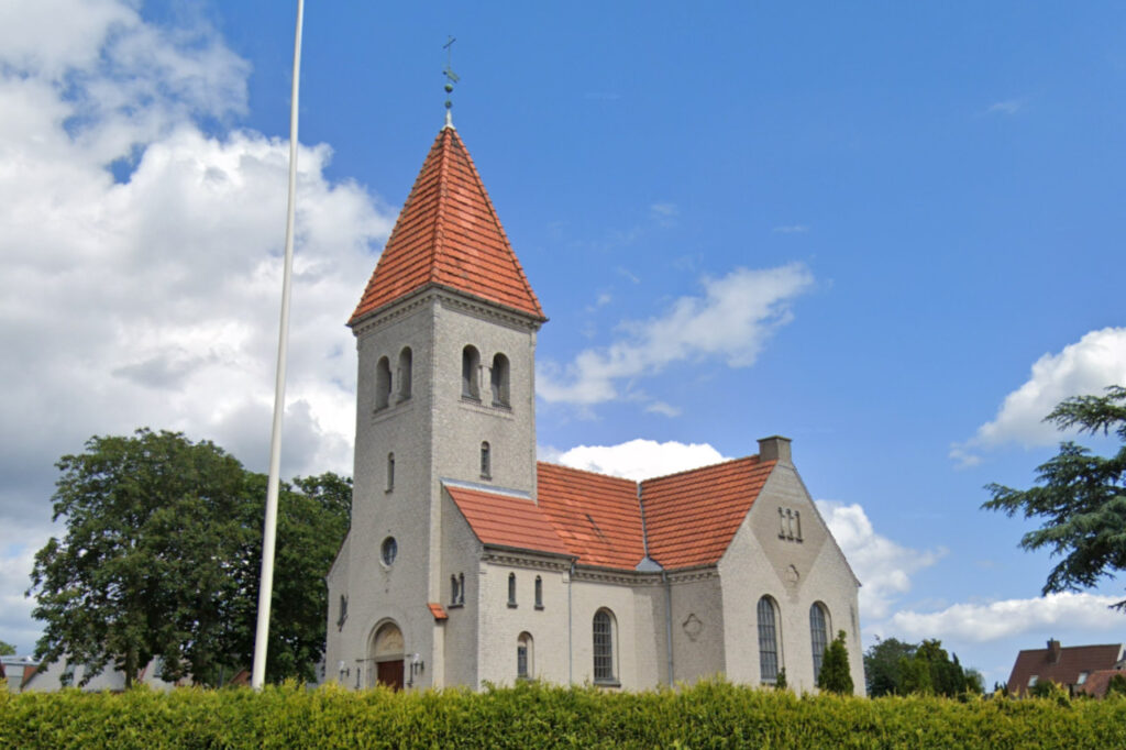 Strib Kirke blå himmel Billede fra Google Maps