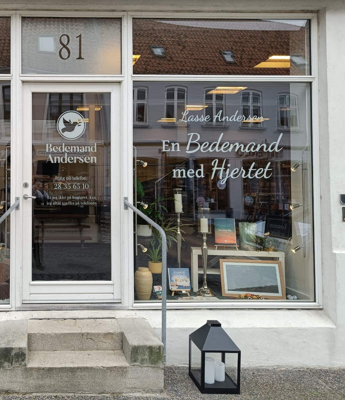 Bedemand Andersen kontor i Bogense vinduesparti udstilling