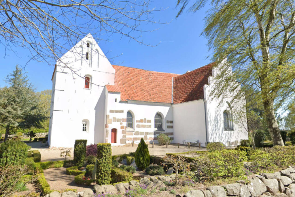 Klinte Kirke blå himmel træer
