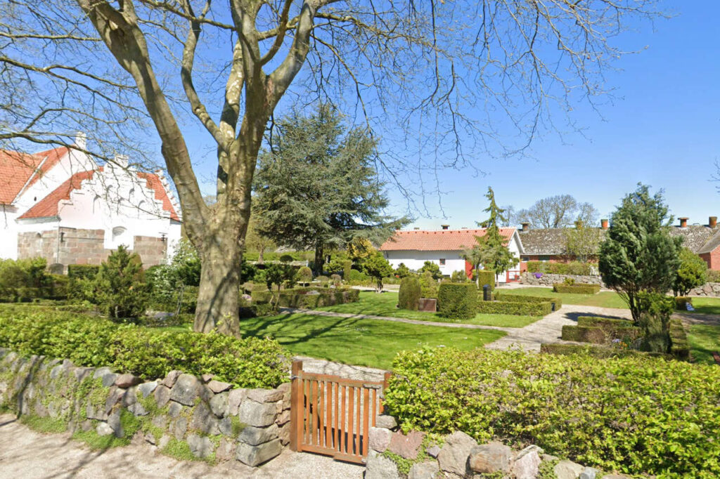 Klinte Kirkegård træ græs låge sten