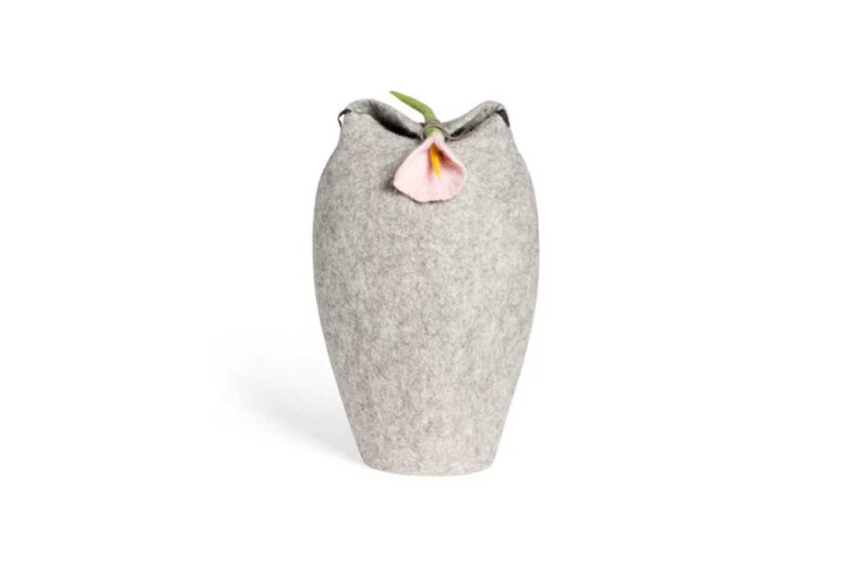 Uld filt urne i grå med blomst