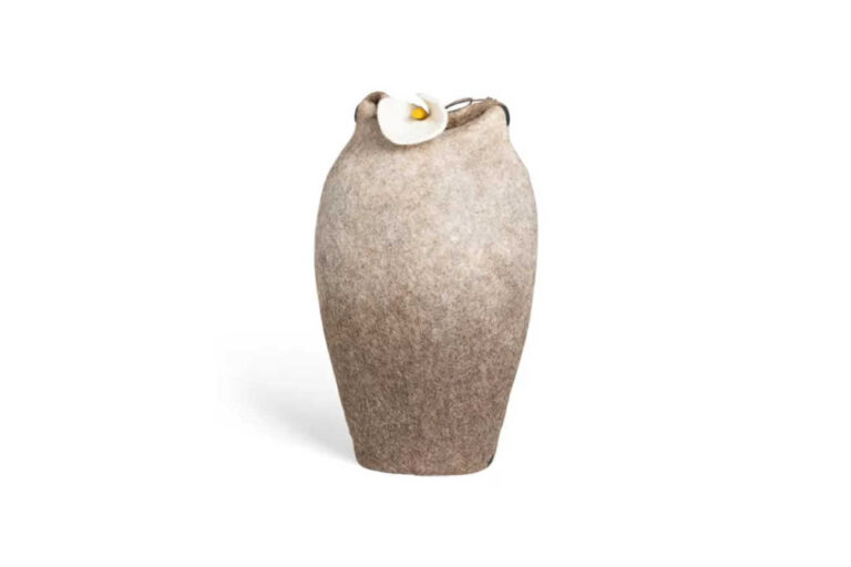 Uld filt urne i brun med blomst