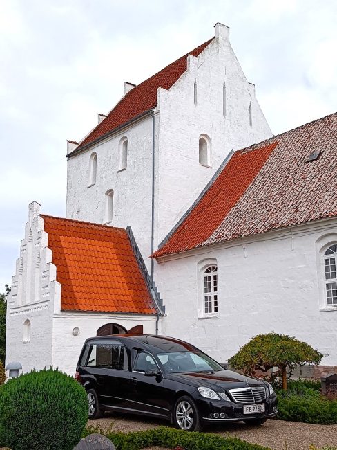 BedemandAndersenRustvogn Mercedes rustvogn kirke grøn hæk