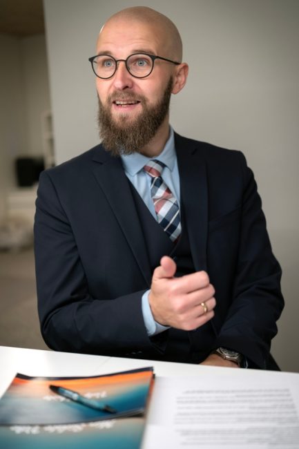 Lasse Andersen starter ny bedemandsforretning. Bedemand Lasse Andersen til samtale på kontor